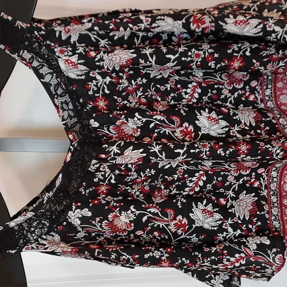 *Black w/ White & Red Floral w/ Lace Accent and Bell Sleeves Size L - Picture 9 of 12